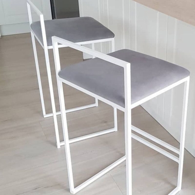 Zeitgen&ouml;ssischer Barhocker aus Eisen mit niedriger R&uuml;ckenlehne und Fu&szlig;st&uuml;tze