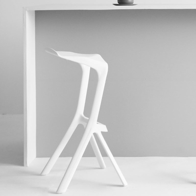 Fu&szlig;st&uuml;tze f&uuml;r den Innenbereich mit niedriger R&uuml;ckenlehne, moderner, stapelbarer Bar- und Thekenhocker aus Kunststoff
