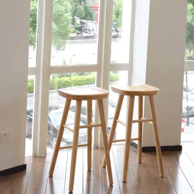 Moderner, armloser, r&uuml;ckenfreier Thekenhocker aus Holz, Caf&eacute;-Barhocker mit Pedal