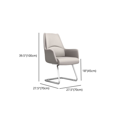 Ergonomiczne krzesło zadaniowe ze sztucznej sk&oacute;ry z wyściełanymi ramionami. Wsp&oacute;łczesne krzesło biurowe