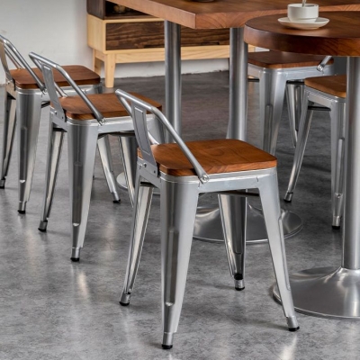 K&uuml;chen-Esszimmerst&uuml;hle mit Lamellenr&uuml;cken, silberne Sessel mit Metallgestell