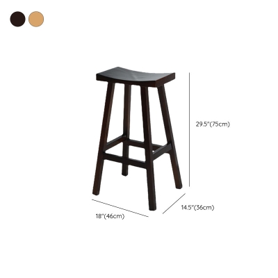 R&uuml;ckenfreier, konturierter Sitz, zeitgen&ouml;ssischer Barhocker aus massivem Holz f&uuml;r das Restaurant