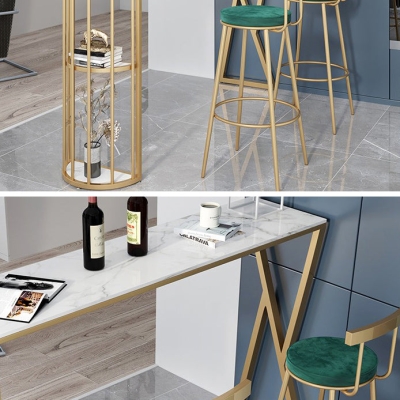 Bar-Esstisch aus Stein. Traditioneller Luxus-Bartisch mit goldenem Kufengestell