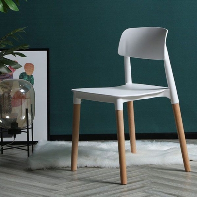 Moderne Esszimmerst&uuml;hle aus Kunststoff mit offener R&uuml;ckenlehne und mattem Finish