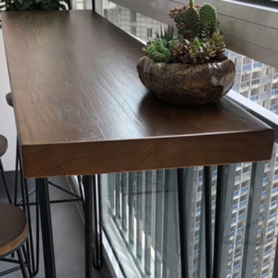 Brauner Bartisch aus massivem Holz, schwarze Beine und Metallsockel