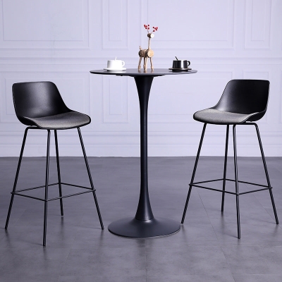 Moderner Barhocker aus Kunststoff mit Schalensitz und Metallbeinen
