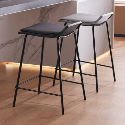 Barhocker aus Metall im Industriestil mit Fu&szlig;st&uuml;tze und Thekenhocker f&uuml;r das Restaurant