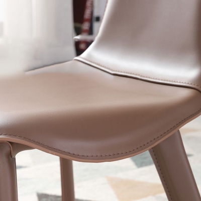 Esszimmerst&uuml;hle aus Kunstleder. Zeitgen&ouml;ssische Sessel mit Metallgestell