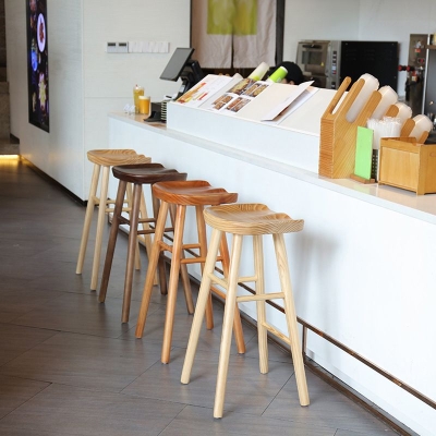Moderner, armloser, r&uuml;ckenfreier Tresenhocker aus Kiefernholz, Caf&eacute;-Barhocker mit Pedal