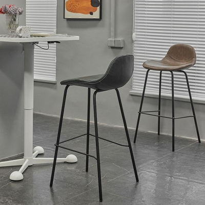 Moderner Thekenhocker aus Kunstleder mit niedriger R&uuml;ckenlehne und Metallbeinen