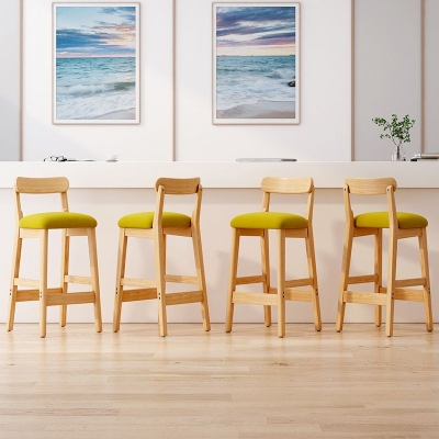 Skandinavischer Holzhocker mit Stoffpolsterung und mattem Finish