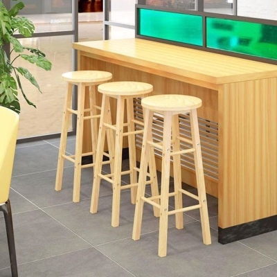 Industrielle Barhocker aus Holz mit Thekenh&ouml;he und Fu&szlig;st&uuml;tze