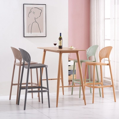 R&uuml;ckenlehne, Theke, hoher Hocker, industrieller, armloser Caf&eacute;-Barhocker aus Kunststoff