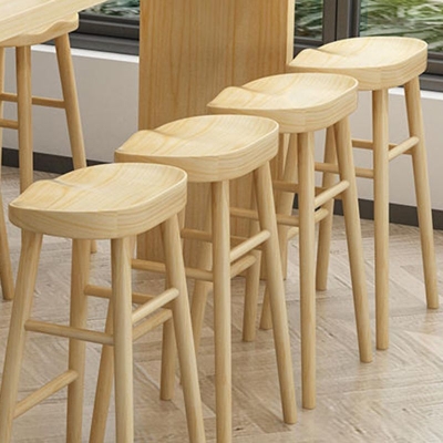 Tresen-Barhocker aus massivem Holz. Zeitgen&ouml;ssische armlose Thekenhocker