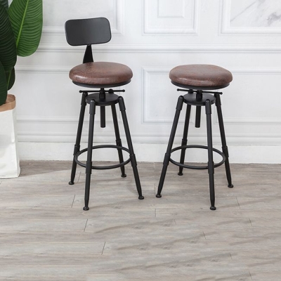Industrieller Metallhocker mit rundem Holzsitz und verstellbarem Thekenhocker in mattem Finish