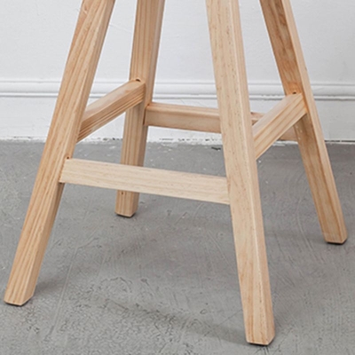 Zeitgen&ouml;ssischer Barhocker mit Holzsitz und niedriger R&uuml;ckenlehne f&uuml;r den Heimgebrauch