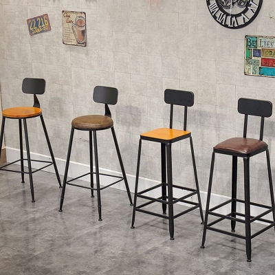 Brauner Barhocker im modernen Stil mit niedriger R&uuml;ckenlehne und Metallbeinen