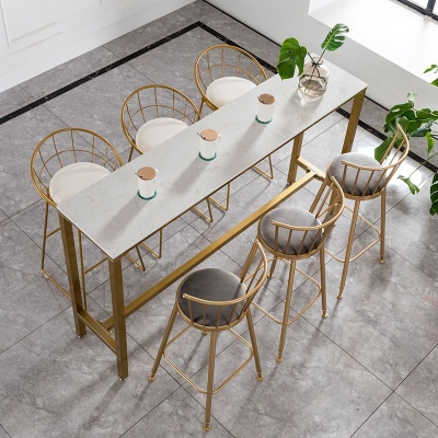 Moderner Bartisch mit wei&szlig;er Kunstmarmorplatte und goldenem Sockel